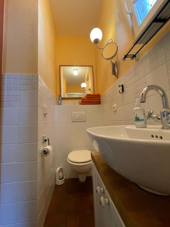 Helles Badezimmer des Badehauses
